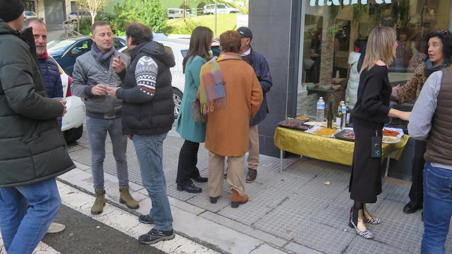 La fiesta de reapertura de la peluquería Itxura de Zumarraga.