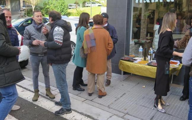 La fiesta de reapertura de la peluquería Itxura de Zumarraga.