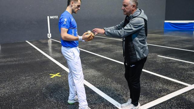 Iñaki Artola y Unai Laso seleccionan materia. para la semifinal del Manomanista en el frontón Atano III de Donostia.