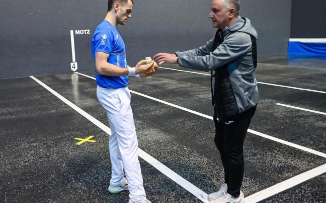 Iñaki Artola y Unai Laso seleccionan materia. para la semifinal del Manomanista en el frontón Atano III de Donostia.
