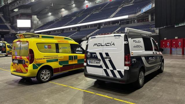 Ambulancia del Summa 112 y furgón de Policía Municipal de Madrid tras un accidente laboral en el Movistar Arena.