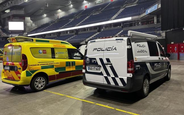 Ambulancia del Summa 112 y furgón de Policía Municipal de Madrid tras un accidente laboral en el Movistar Arena.