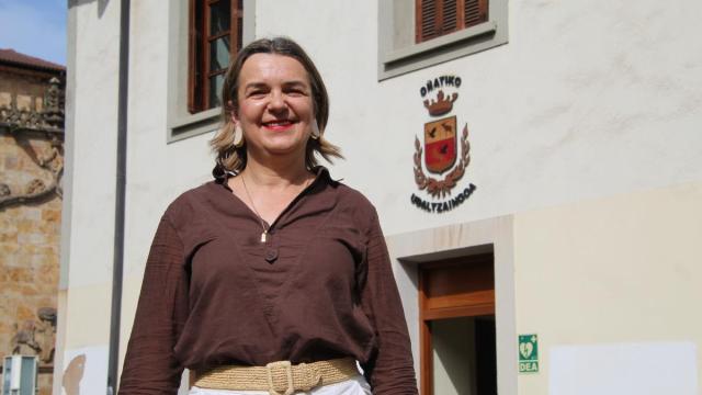 La portavoz del PNV, Amaia Erostarbe, delante de la sede de la Udaltzaingoa.
