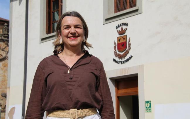 La portavoz del PNV, Amaia Erostarbe, delante de la sede de la Udaltzaingoa.