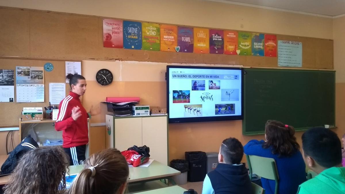 Adela Griffith, jugadora de fútbol sala, durante su presentación teórica en el Colegio Público Eulza de Barañáin.