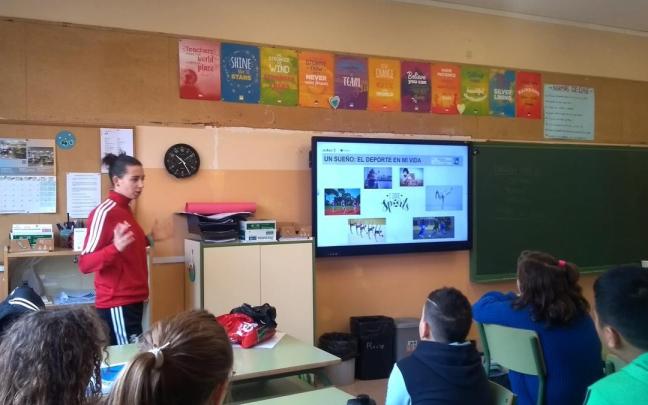 Adela Griffith, jugadora de fútbol sala, durante su presentación teórica en el Colegio Público Eulza de Barañáin.