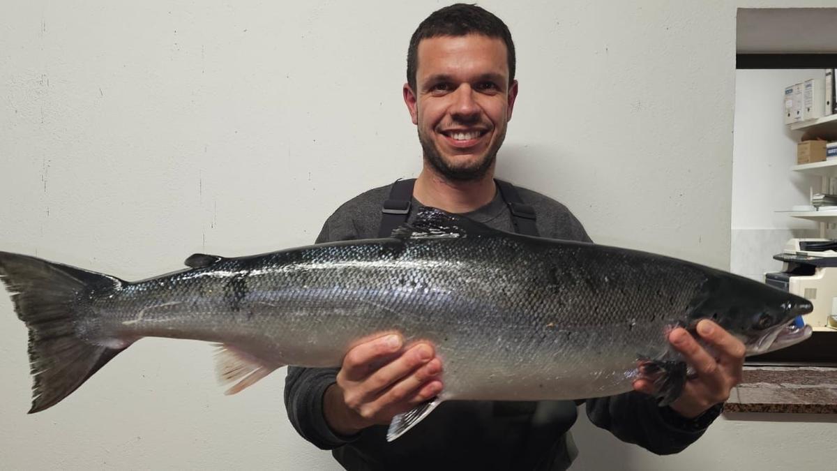 Javier Bueno, pescador del 'campanu' de Asturias en 2025.