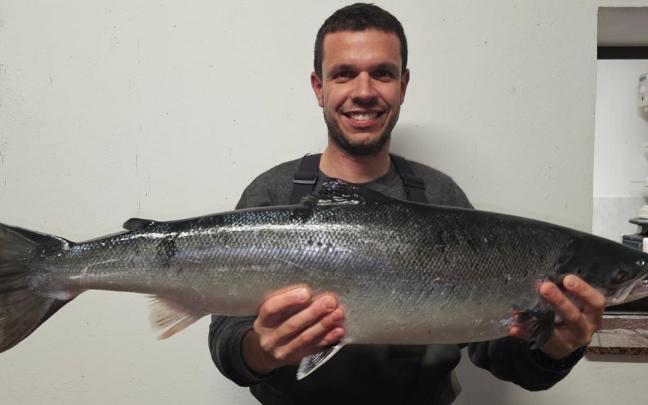 Javier Bueno, pescador del 'campanu' de Asturias en 2025.