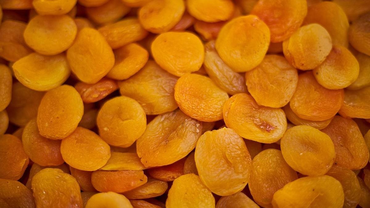 Los albaricoques secos, también conocidos como orejones, son un snack sano.