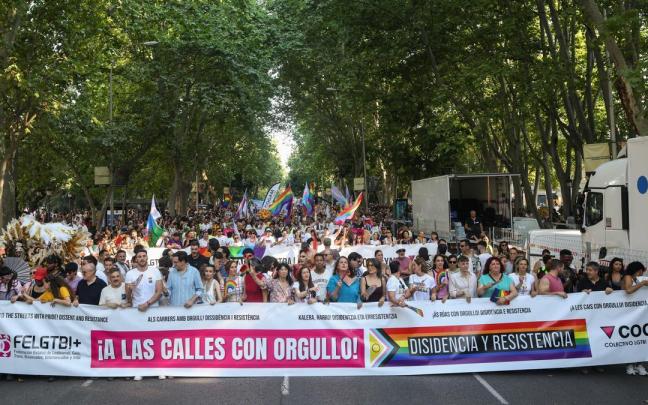 Cabecera y pancarta principal de la manifestación estatal del Orgullo LGTBI+, en Madrid.