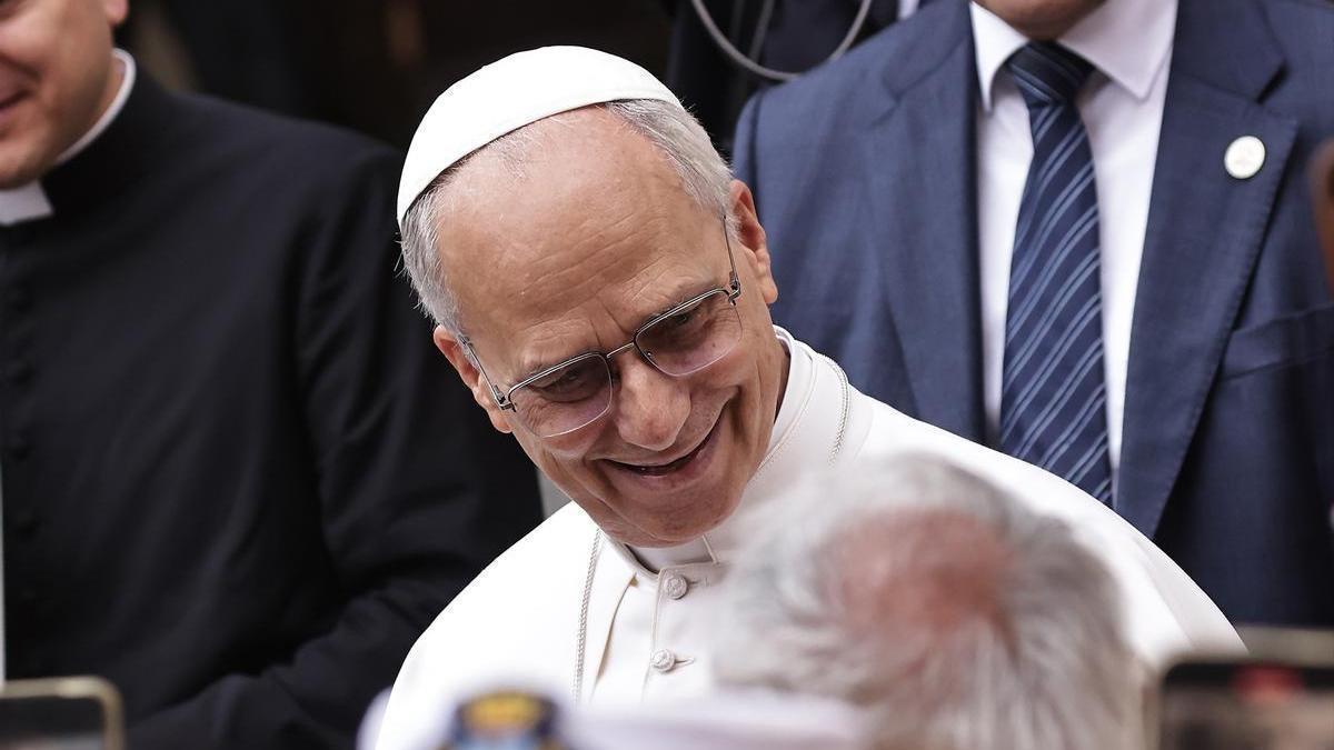 El Papa León XIV llega para rezar el Ángelus desde la entrada del Palacio Apostólico de Castel Gandolfo.