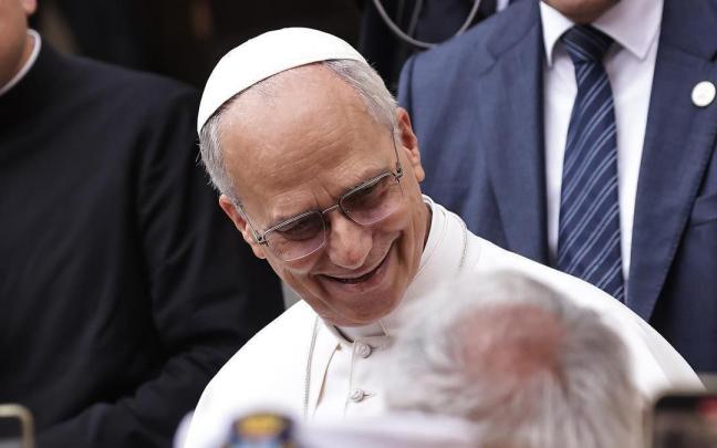 El Papa León XIV llega para rezar el Ángelus desde la entrada del Palacio Apostólico de Castel Gandolfo.