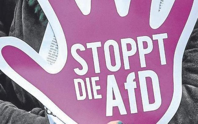 Un cartel con el lema ‘Stop AfD’ en una marcha contra el partido.
