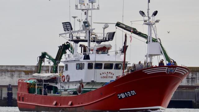 Pesquero vizcaino que participa en la costera de la anchoa.