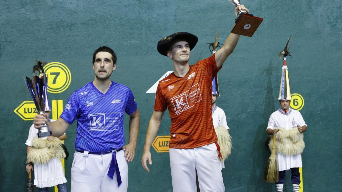 Ansa, en el podio con la txapela del Individual junto a Juanenea.