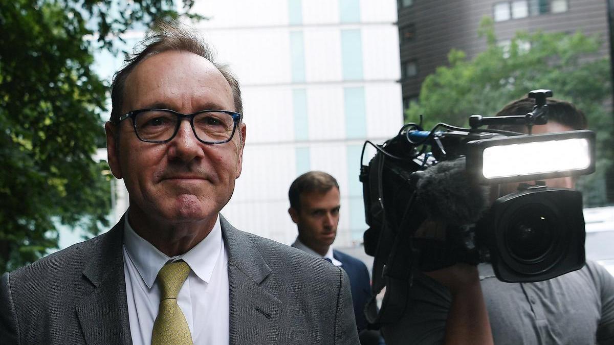 Kevin Spacey abandona la corte de Londres.