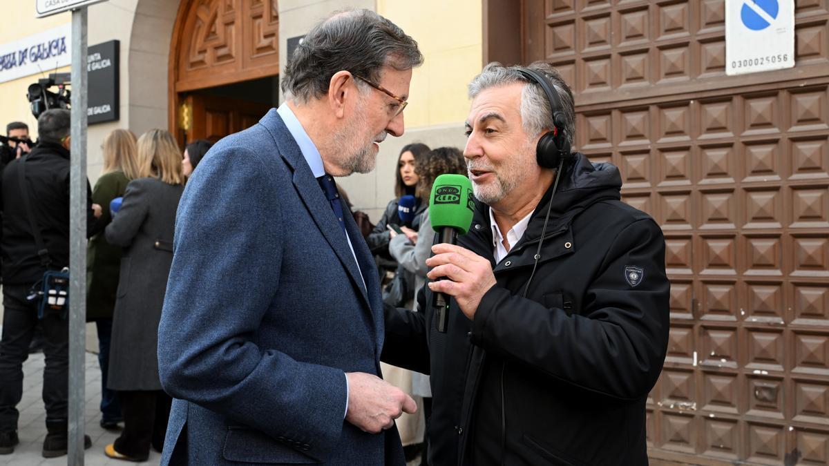 Mariano Rajoy junto a Carlos Alsina, a la salida de la capilla ardiente por Fernando Ónega.