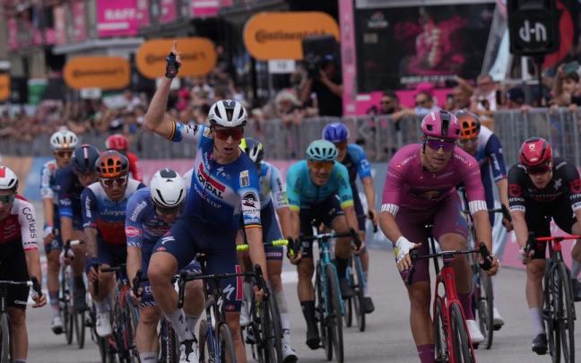 Merlier festeja la victoria por delante de Milan.