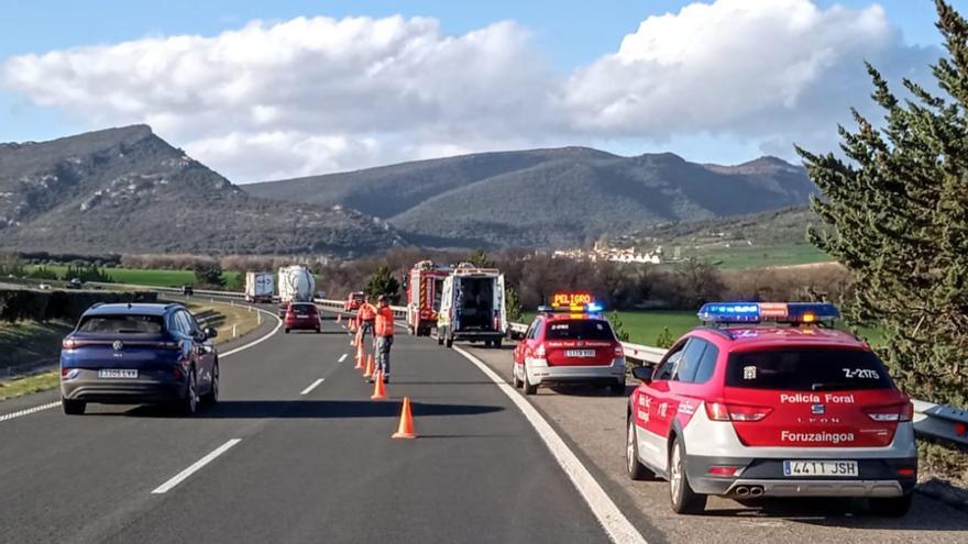 Agentes de la Policía Foral regulan el tráfico en la zona.
