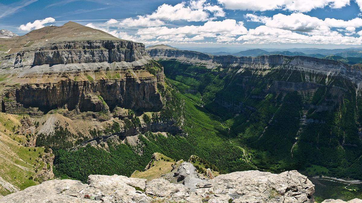 Panorámica del cañón de canón de Ordesa desde a Faja de las Flores.