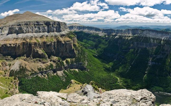 Panorámica del cañón de canón de Ordesa desde a Faja de las Flores.