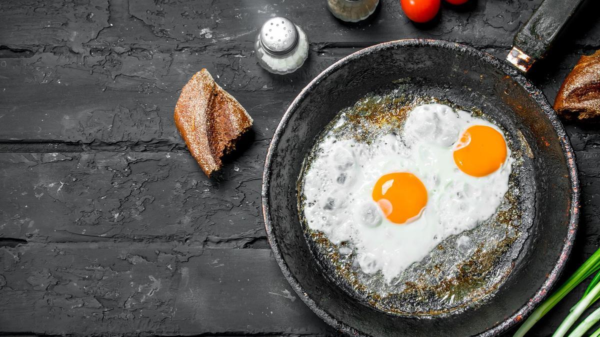 Un par de huevos fritos.