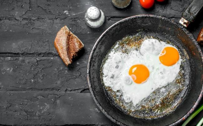 Un par de huevos fritos.