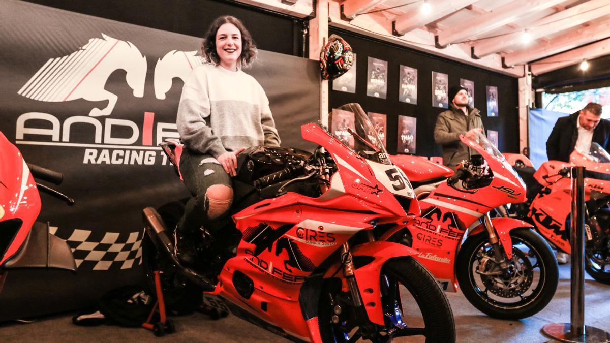 Lucía, en la presentación del equipo Team Andifer Racing sobre una Yamaha R 6 con los colores nuevos de 2023.