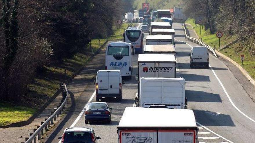 Una fila de camiones circula por la N-I