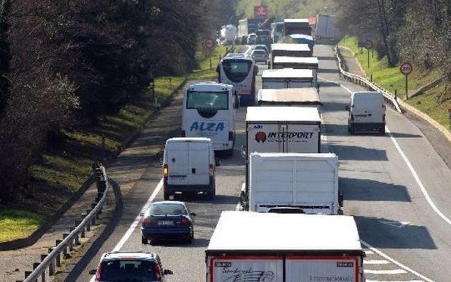Una fila de camiones circula por la N-I