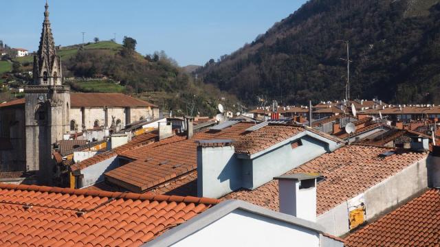 Vista del casco antiguo de Azpeitia, dominado por la parroquia de San Sebastián de Soreasu.