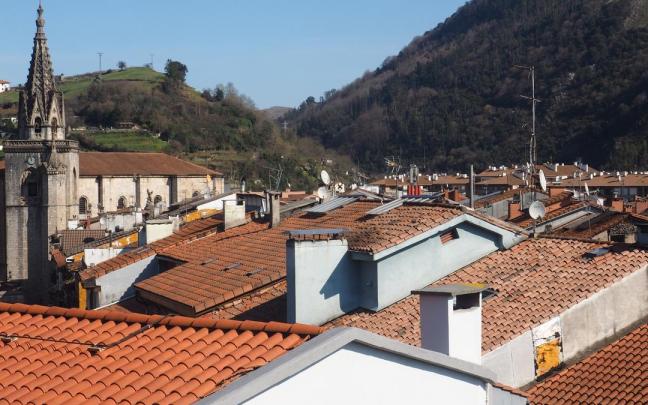 Vista del casco antiguo de Azpeitia, dominado por la parroquia de San Sebastián de Soreasu.