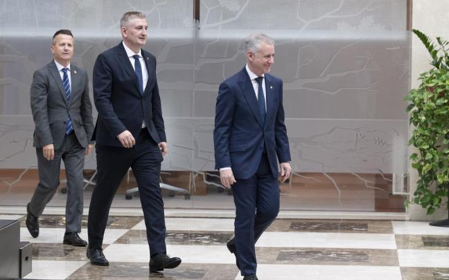 Javier Aizpurua, en el centro, junto al lehendakari Urkullu y el consejero de Educación, Jokin Bildarratz