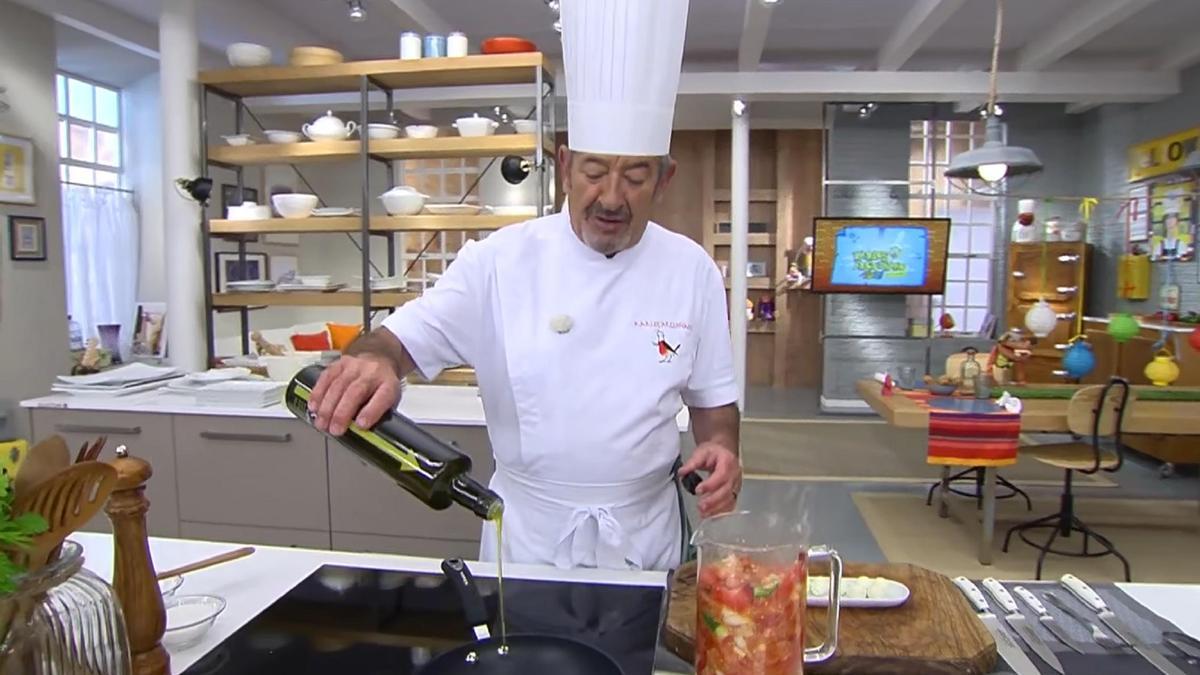 Karlos Arguiñano revela los secretos de la receta de gazpacho tradicional.
