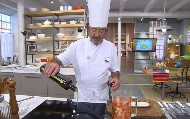 Karlos Arguiñano revela los secretos de la receta de gazpacho tradicional.