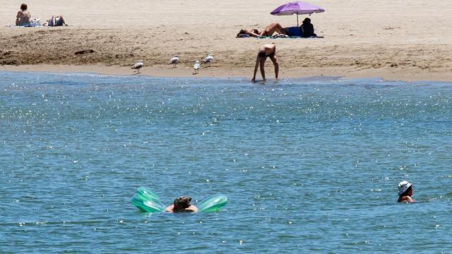 Varias personas en una playa.