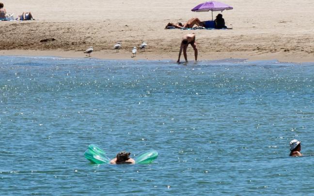 Varias personas en una playa.
