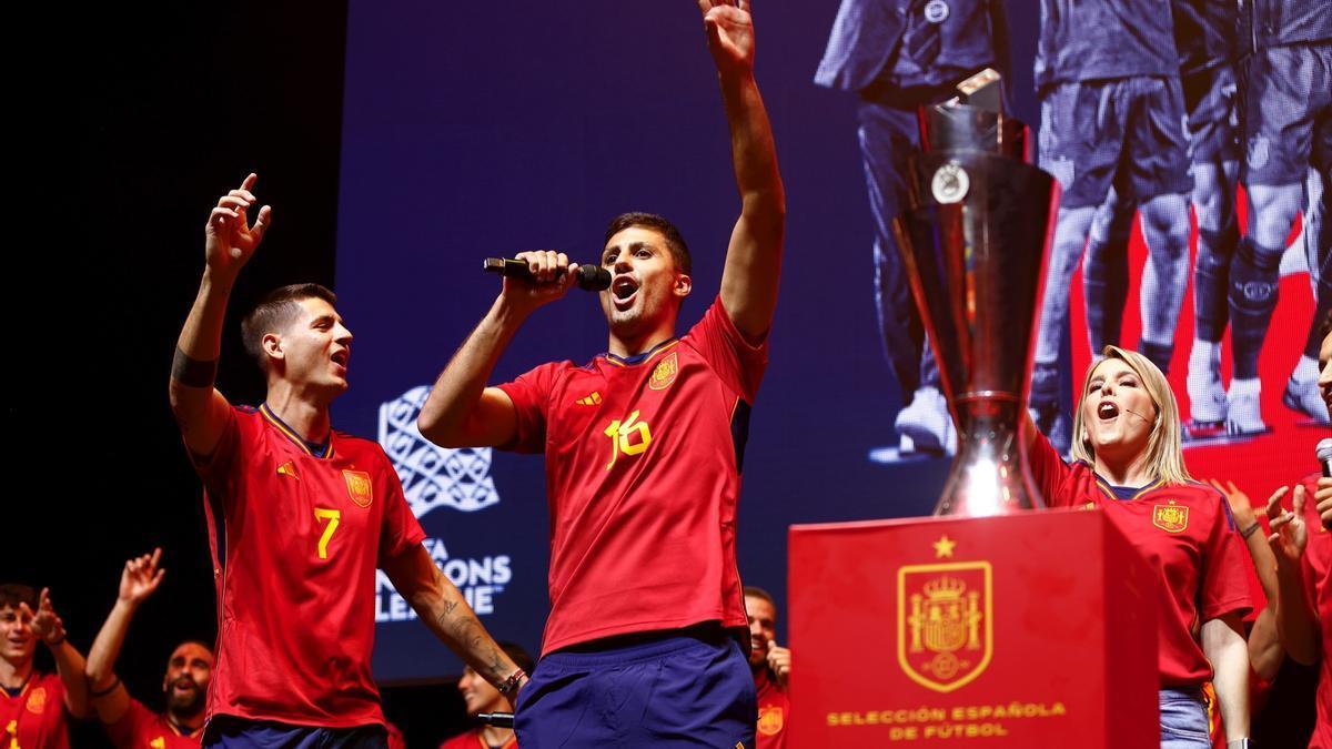 Rodri Hernández y Álvaro Morata asisten a la celebración de la selección española tras ganar la UEFA Nations League