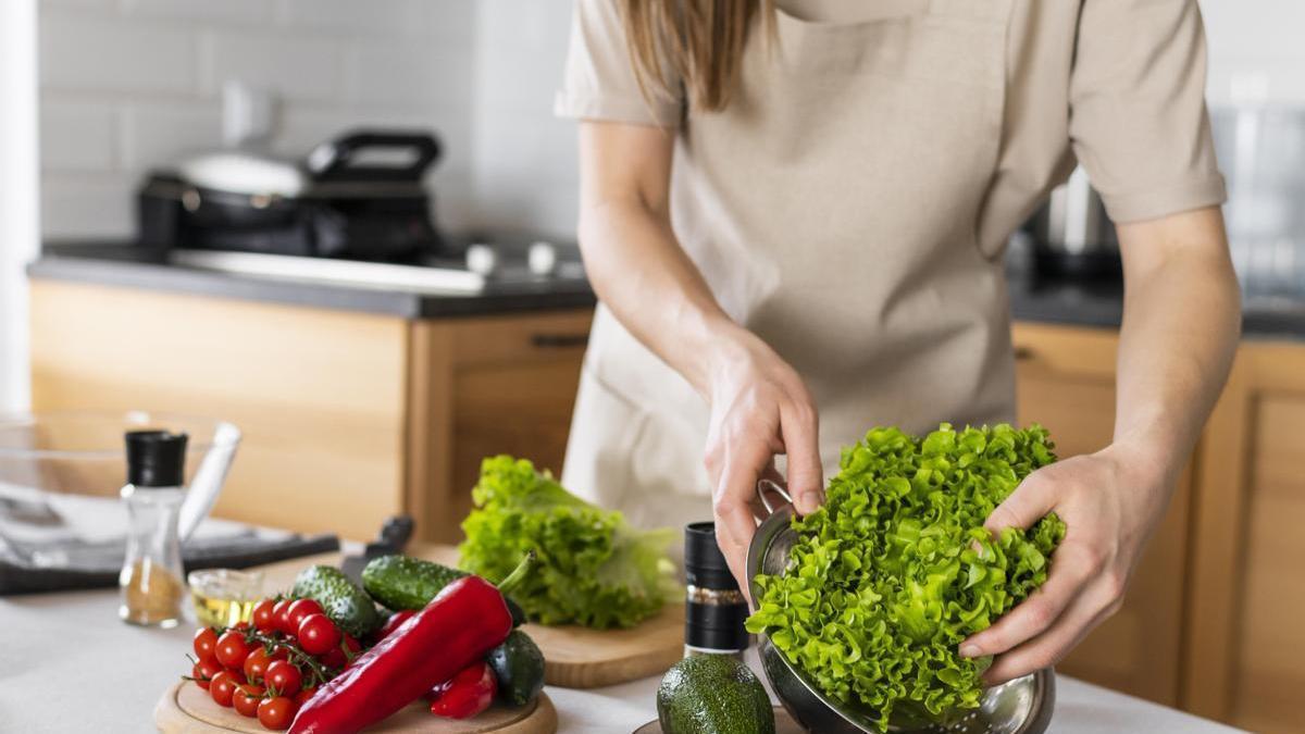 La lechuga y espinacas son altamente perecederas y el papel de cocina evita que las hojas se emblandezcan.