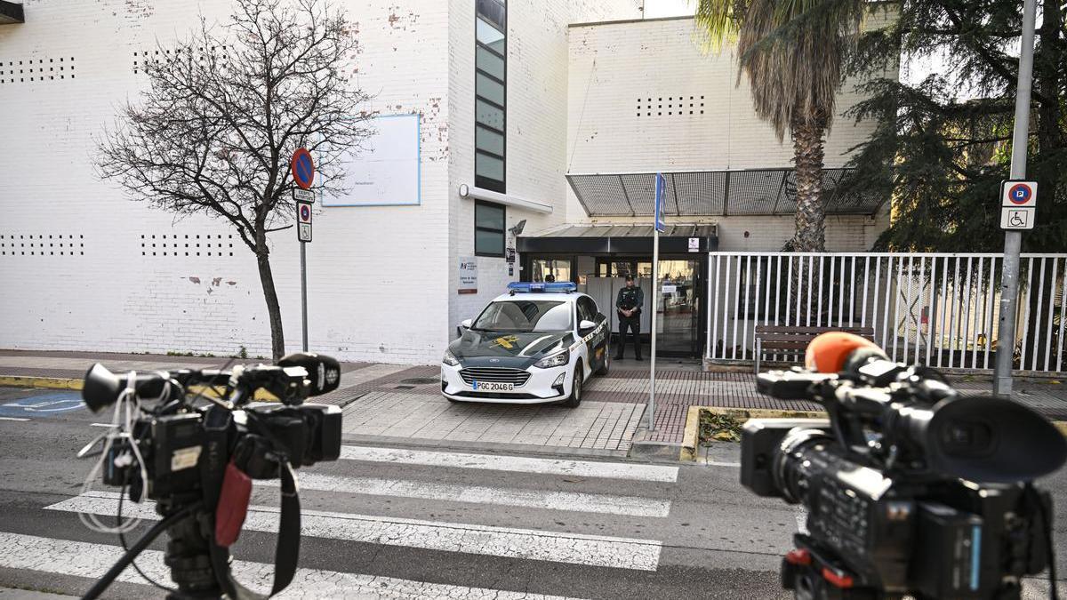 Agentes de la Guardia Civil y medios de comunicación ante el centro de salud de Benicàssim.