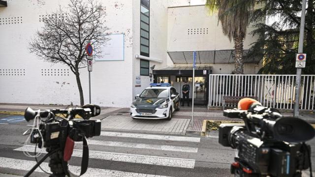 Agentes de la Guardia Civil y medios de comunicación ante el centro de salud de Benicàssim.