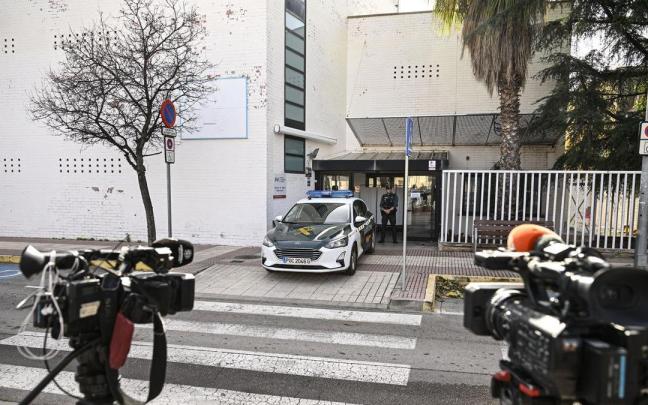 Agentes de la Guardia Civil y medios de comunicación ante el centro de salud de Benicàssim.
