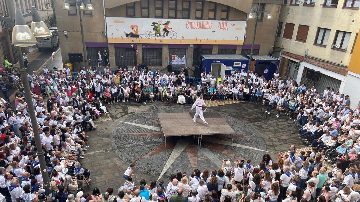 Aurresku de honor en la plaza