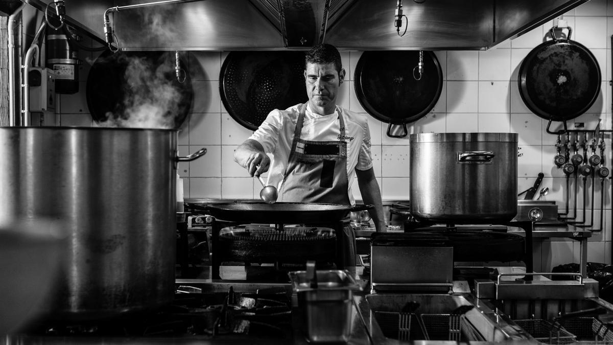 El chef Luis Arrufat, entre pucheros.