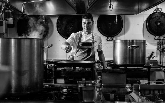 El chef Luis Arrufat, entre pucheros.
