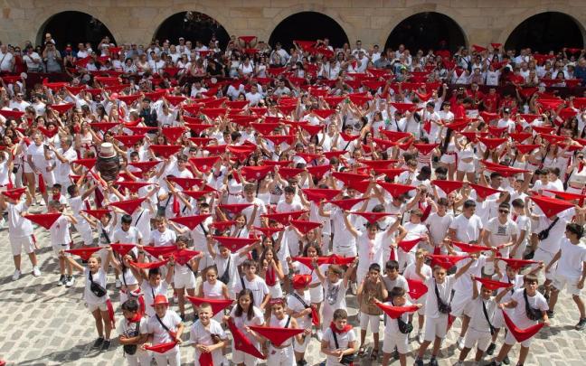 Puente la Reina estrena sus fiestas con la imposición de pañuelos Puente la Reina estrena sus fiestas con la imposición de pañuelos