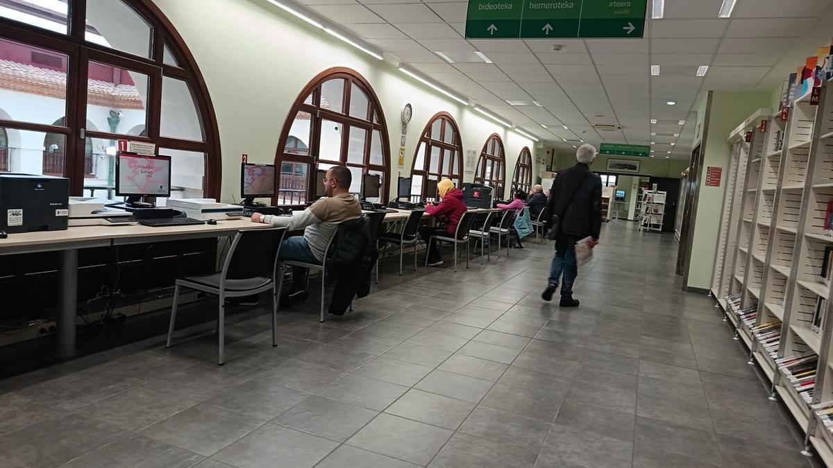 La biblioteca celebra 60 años de andadura cultivando la pasión por la lectura.
