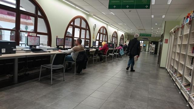 La biblioteca celebra 60 años de andadura cultivando la pasión por la lectura.