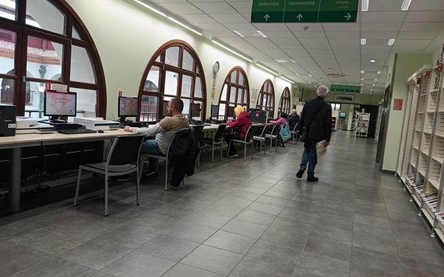 La biblioteca celebra 60 años de andadura cultivando la pasión por la lectura.