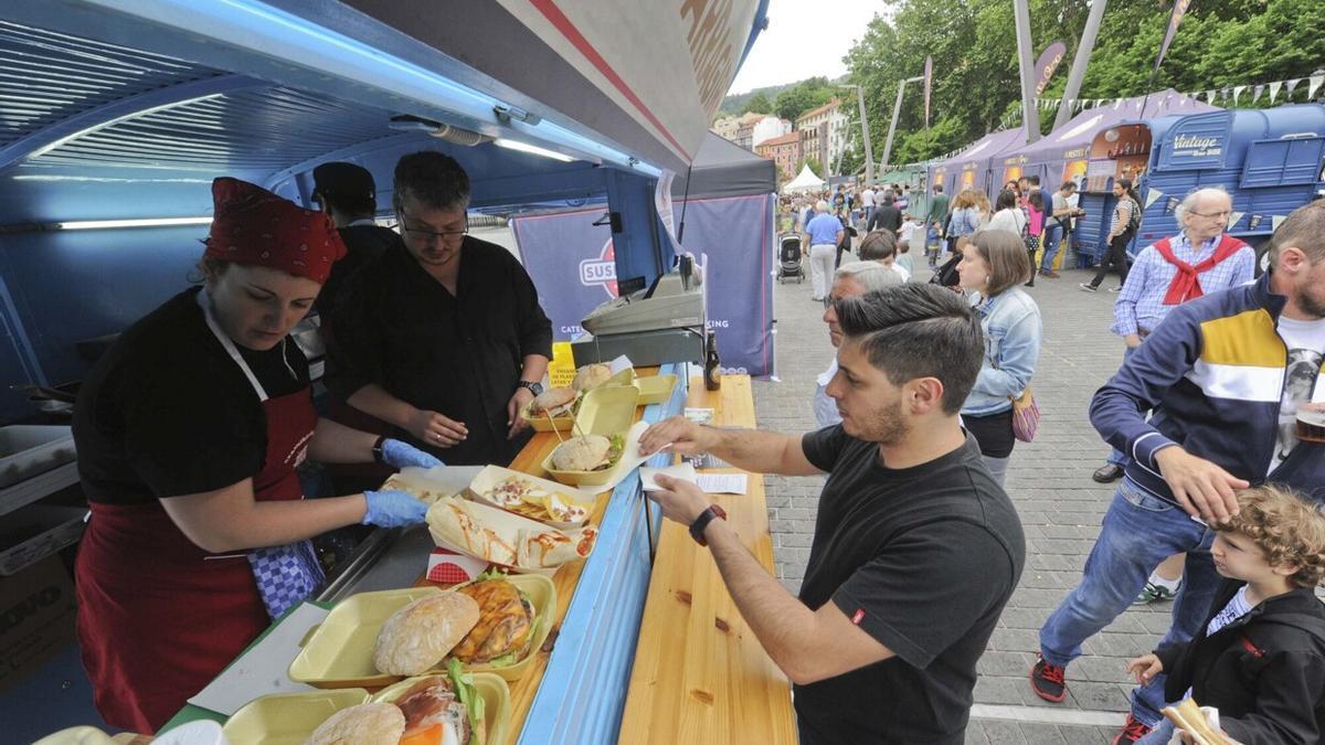 Trabajadores de un Food Truck repartiendo comida